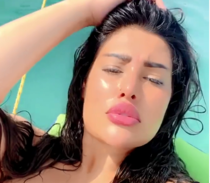 روزانا اليامي تسخر من مهاجمي إطلالتها بملابس البحر في جدة