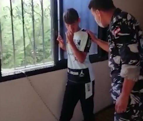 بالفيديو - أمّ قاسية تربط ابنها بالسلاسل لأيام... والأمن اللبناني يتدخل