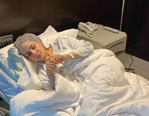 زينب فياض ابنة هيفاء وهبي على سرير العمليات وتطلب الدعاء