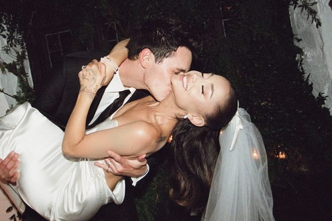 أريانا غراندي تنشر الصور الأولى من حفل زفافها... وقُبلها الحميمة مع زوجها تشغل الملايين