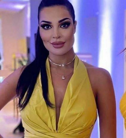 نادين نسيب نجيم كالأميرات بفستان أصفر أنيق