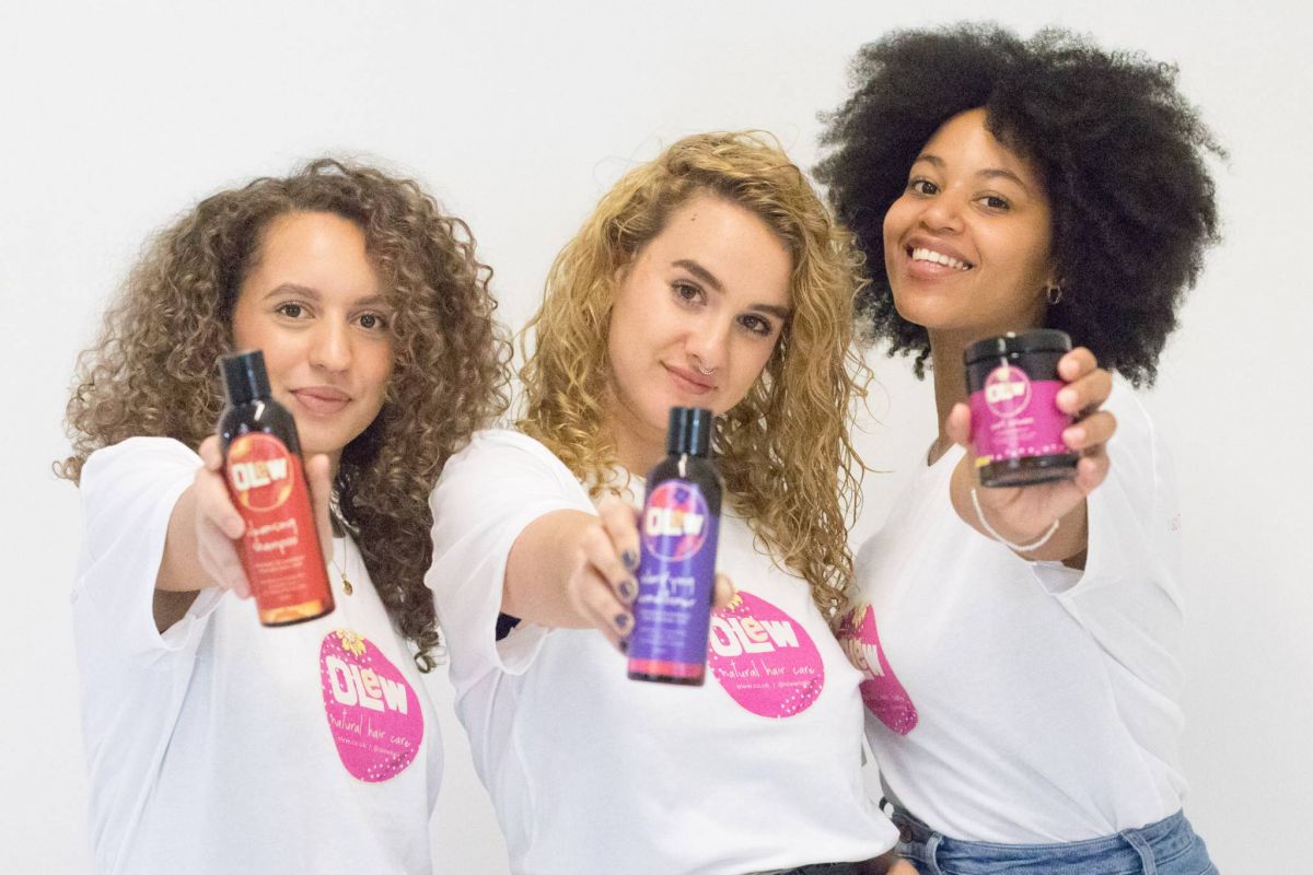 دللّي شعرك الأجعد هذا الصيف بمنتجات طبيعية