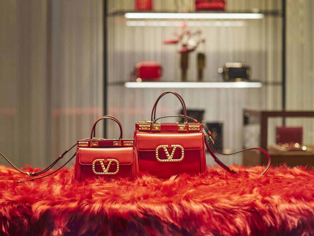 حقيبة ROCKSTUD ALCOVE ذات المقبضين من مجموعة VALENTINO GARAVANI