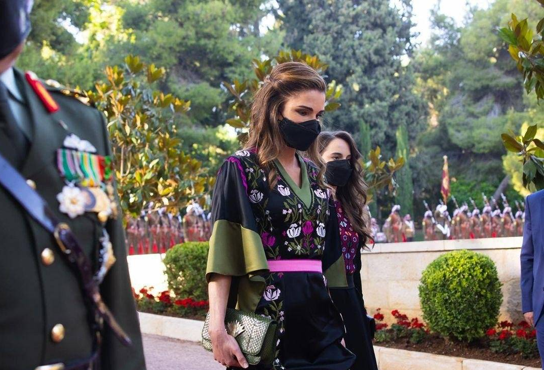 الملكة رانيا تتألق بالعباءة التقليدية في عيد الاستقلال الأردني