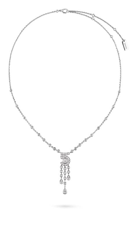 تتّسم قلادة ETERNAL N°5 المصنوعة من الذهب الأبيض عيار 18 قيراطاً بالرقم 5 وشلال من الماس يشبه آخر حجر كريم فيه شكل قطرة من عطر N°5.  يمكن ارتداء هذه القلادة بنسختَيها الطويلة والقصيرة.