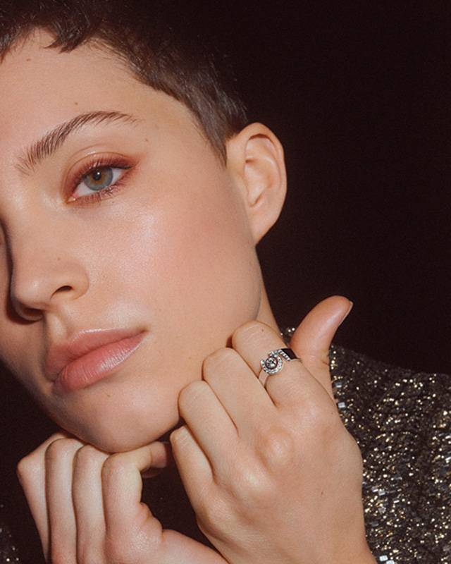 خاتم ETERNAL N°5 المصنوع من الذهب الأبيض عيار 18 قيراطاً رُصّع بالماس الذي يرسم الرقم 5