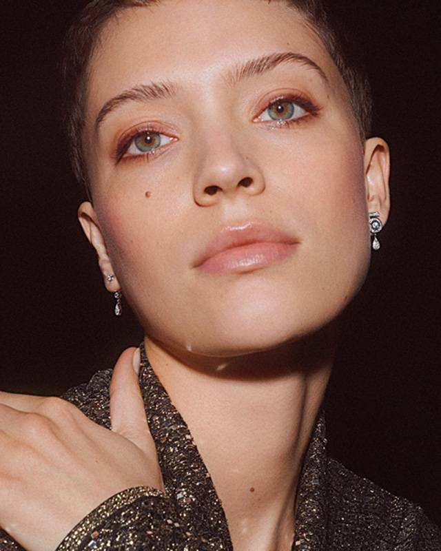 رُصّعت أقراط ETERNAL N°5 المصنوعة من الذهب الأبيض عيار 18 قيراطاً بالماس. يكشف أحد الأقراط عن تصميم الرقم 5، بينما يكشف الآخر عن قطرة مرصوفة بالماس، ويمكن ارتداؤه قصيراً أو طويلاً.