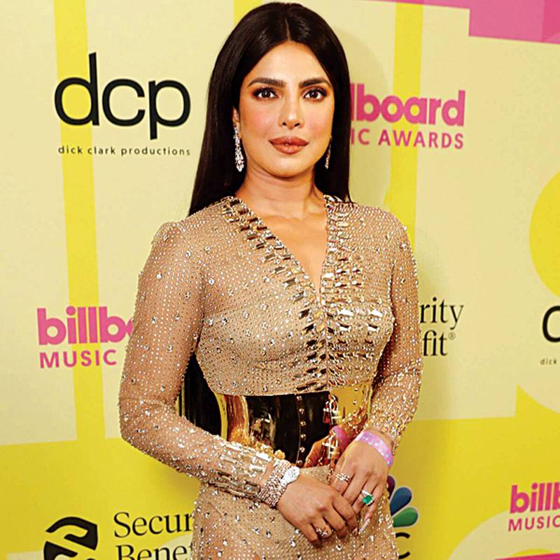 تعلّّمي تطبيق مكياج بريانكا شوبرا