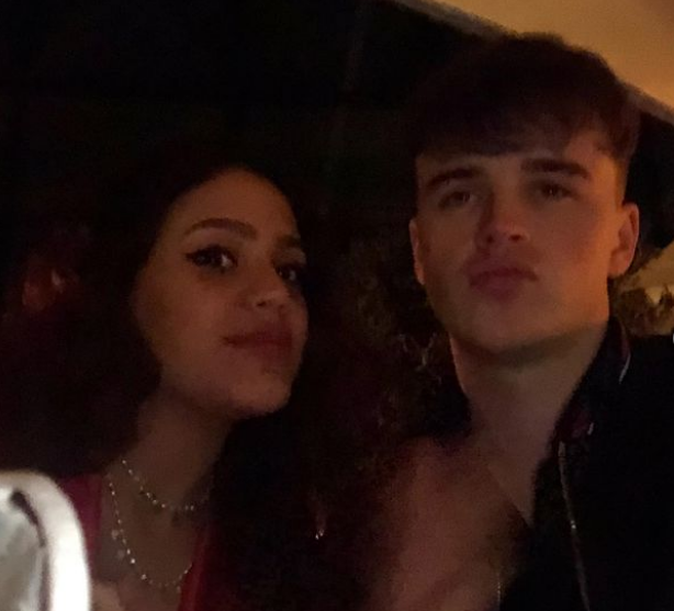 جنا عمرو دياب تثير الجدل بقُبلة لشاب بريطاني