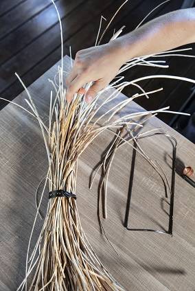 01_FENDI hand in hand Baguette_Marche_Bottega Intreccio