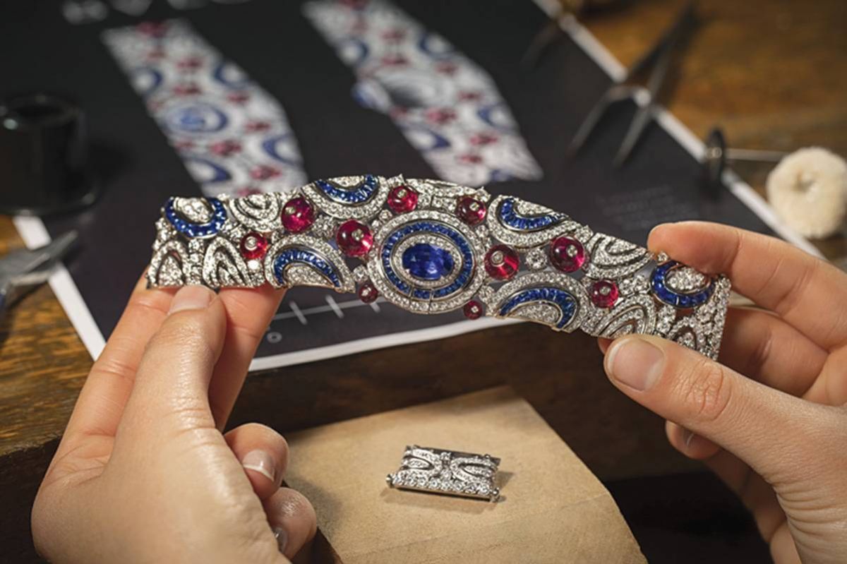 ساعة CELESTIAL SKY من مجموعة MAGNIFICA فاخرة مع عقد مطابق من بولغاري