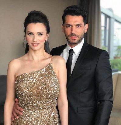 بالفيديو - شقيقة مراد يلدريم الحسناء تتألق بفستان رائع يوم زفافها... تعرّفوا إليها