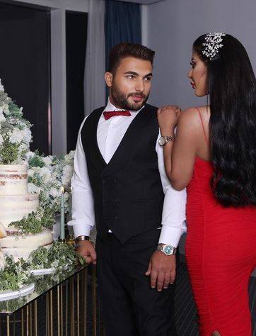 بالفيديو - فاشينيستا كويتية ترقص بجنون مع زوجها وتقدّم له هدايا بالملايين