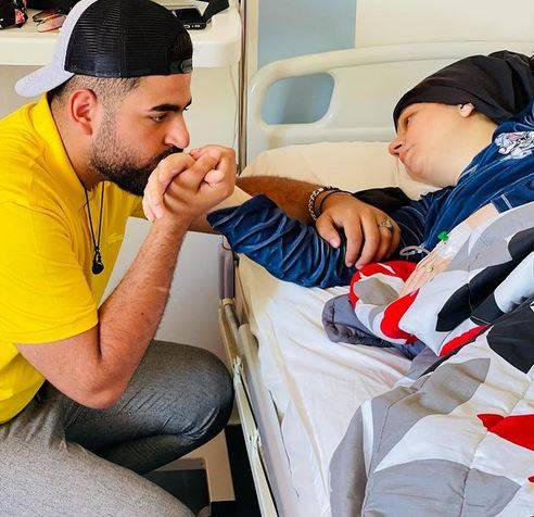 بالفيديو - حملة قاسية على يوتيوبر مغربي بعد توثيقه وفاة طفلة شقيقته ولحظة دفنها!