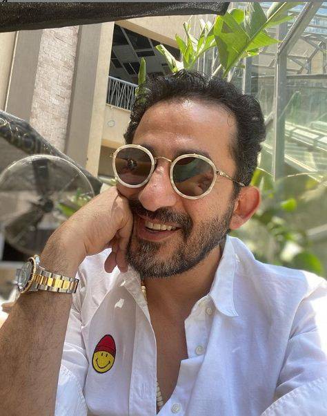 أحمد حلمي يستعرض موهبته في الرسم بلوحة قديمة جداً