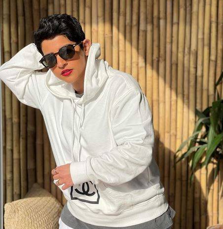 بالصور - نورة العميري تتعرض للسخرية بسبب لون شعرها وملابسها الخالية من الأنوثة