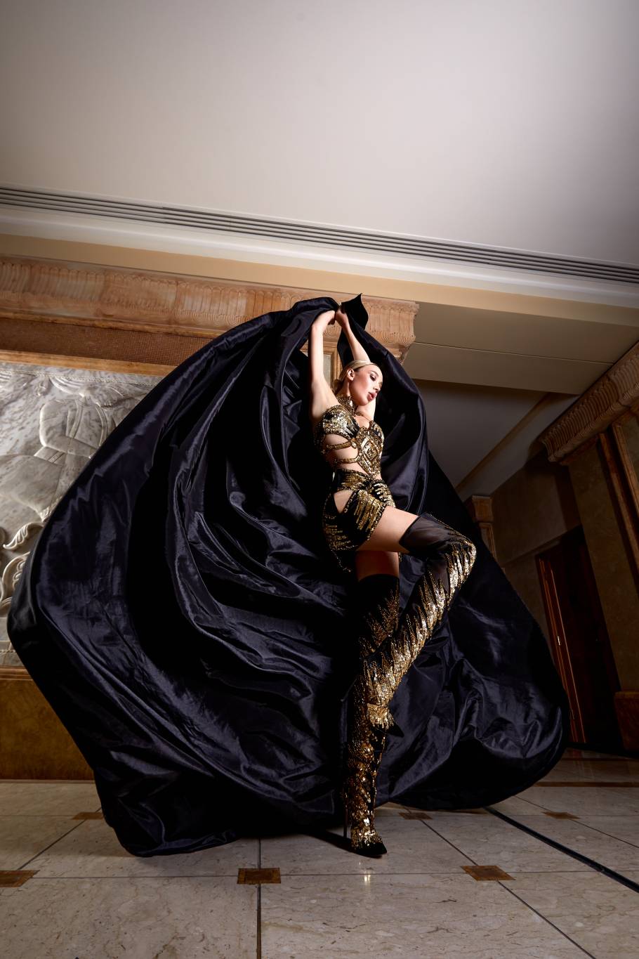 أناقة الأميرات والقصور في مجموعة المصمّم العالمي روبير أبي نادر لموسم ٢٠٢١ -٢٠٢٢