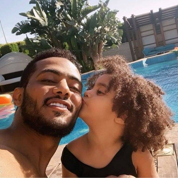 بالفيديو - ابنة محمد رمضان محط اهتمام الجمهور يوم تخرّجها.. وهذا ردّ فعله