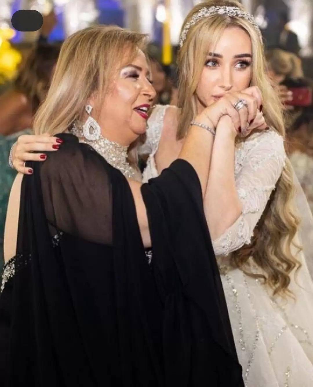 بعد خضوع والدتها لجراحة عاجلة... هنا الزاهد تطمئن الجمهور