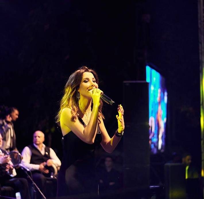 بالفيديو - نانسي عجرم تمازح الجمهور: لا تخافوا ما معي كورونا