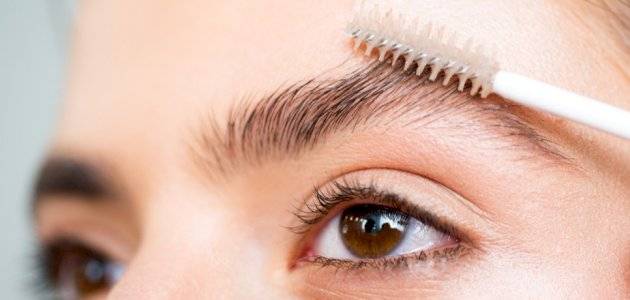 خطوات بسيطة لتثبيت الحواجب بالفازلين