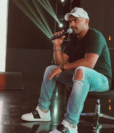 بالفيديو - جوزيف عطية يتعرّض لموقف محرج في الشارع وشقيقته تنقذه