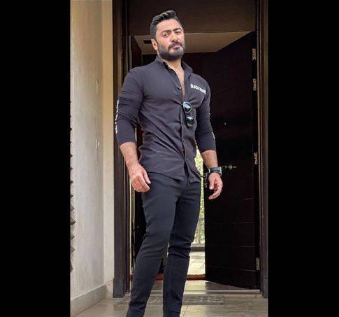 بالفيديو - قبلة تامر حسني لمعجبته المحجّبة تثير الجدل