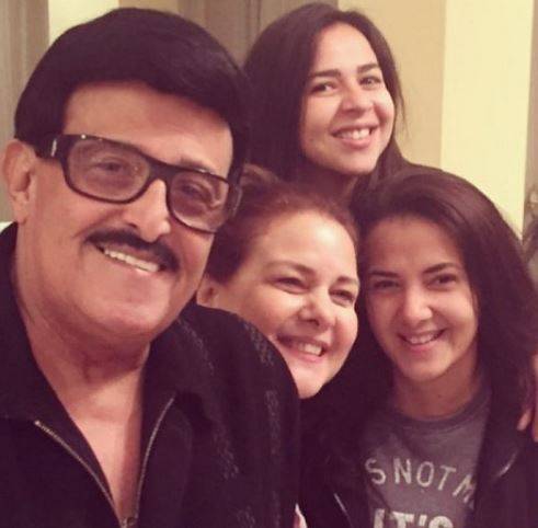 دنيا وإيمي سمير غانم تقلقا الجمهور على صحة والدتهما