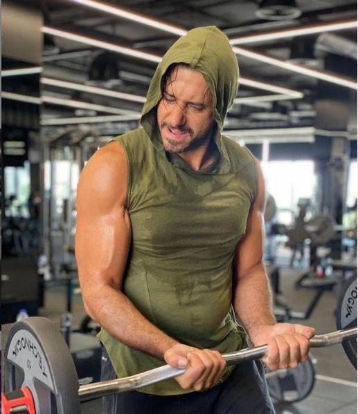 أحمد السعدني يعلن إصابته في الجيم