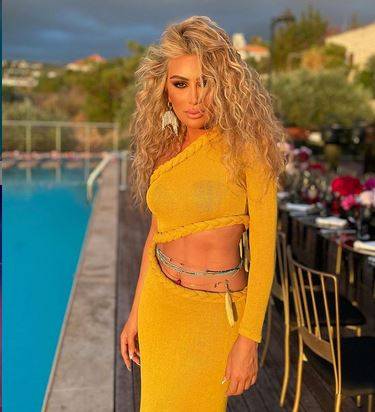 بالصور - مايا دياب تخيّر الجمهور بين 4 إطلالات جريئة وبتسريحات مختلفة