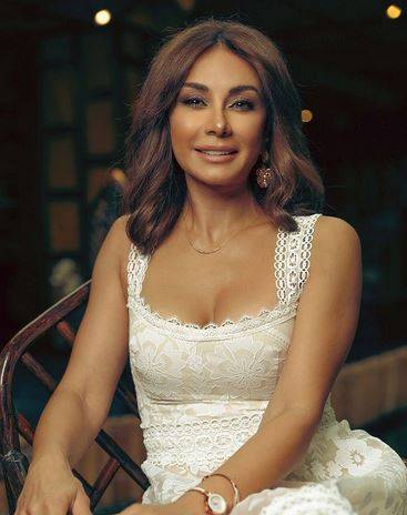 بالفيديو - كاريس بشار تخطف الأنظار بجمالها وتتغزّل بتيم حسن وهو يردّ