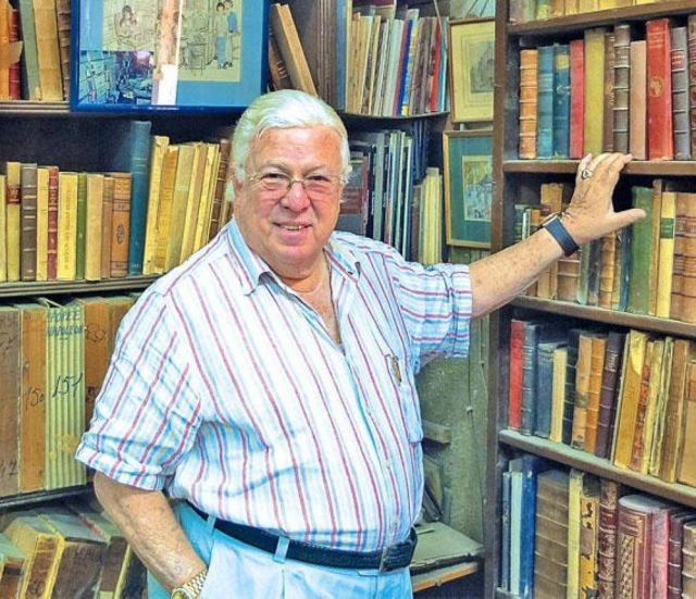 حسن كامي في مكتبته