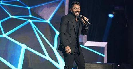 بالفيديو - طفلة تصدم تامر حسني بتصرّف بريء وبرسالتها الى زوجته