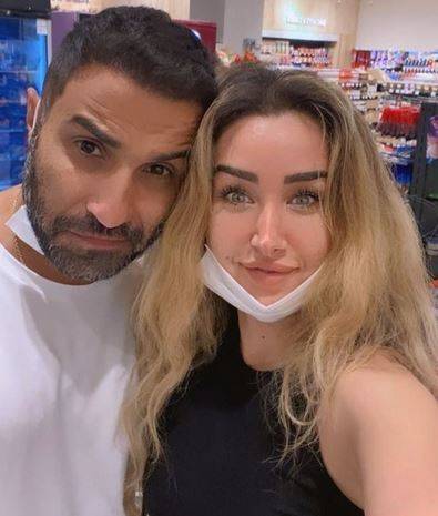 بالفيديو - هنا الزاهد تُرهق زوجها وتُجبره على القيام بهذا الأمر المزعج