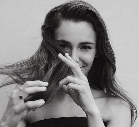 ممثلة تركية شابة تروي تجربتها مع التحرش في طفولتها