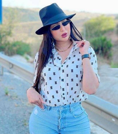 بالصور - دنيا بطمة تردّ على منتقدي زيادة وزنها بإطلالة جريئة