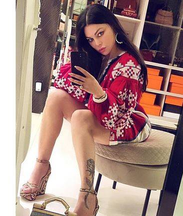 إطلالة هيفاء وهبي بالشعر الزهري محط اهتمام الجمهور