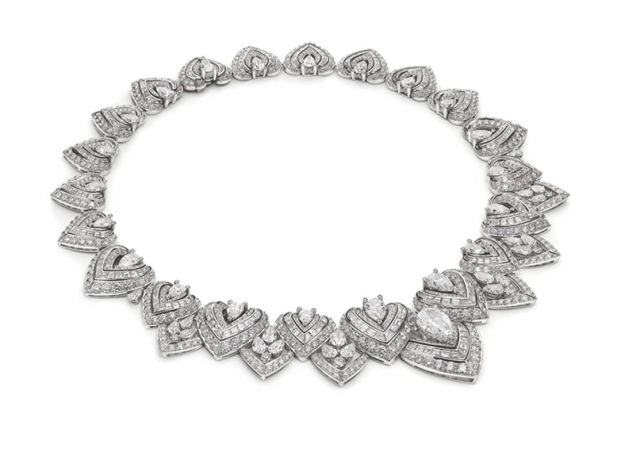 HORTENSIA عقد مميز من البلاتين والماس استغرق صنعه 2000 ساعة من العمل اليدوي