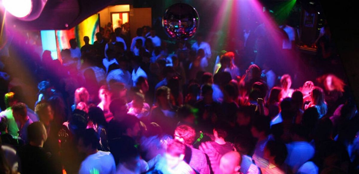 بالفيديو - هجوم على مطرب لبناني غنّى بعنصرية: 