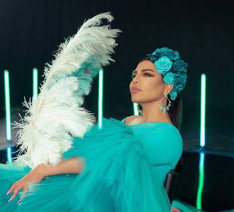 بالصور - أحلام تضج أنوثةً بفستان مبهر ومجوهرات خفيفة