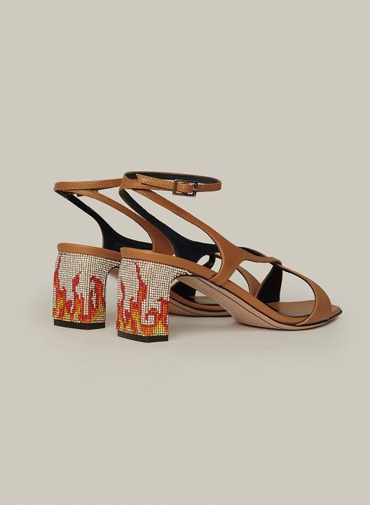 الأناقة عنوان مجموعة أحذية IINDACO لربيع وصيف 2021