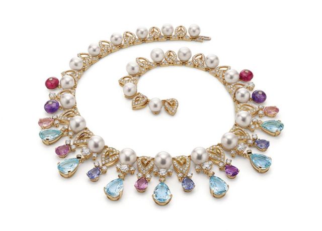 PASTEL CHORUS عقد فخم جداً من الذهب الأصفر ولؤلؤ أكويا، مع الأكوامارين والسافير والروبيليت والماس. قطعة فنية استثنائية استغرق صنعها 1400 ساعة من العمل اليدوي.