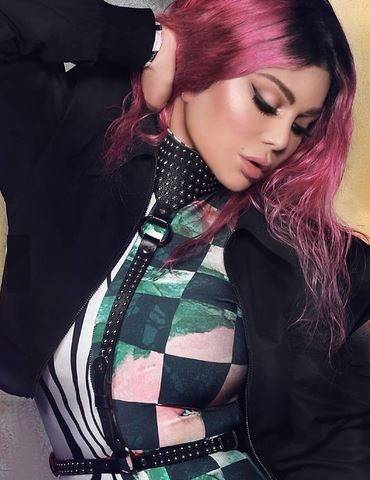 هيفاء وهبي تروّج لأغنيتها بفيديو مبتكر بين فساتينها.. 