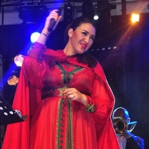 أسماء المنوّر تغني لآلاف