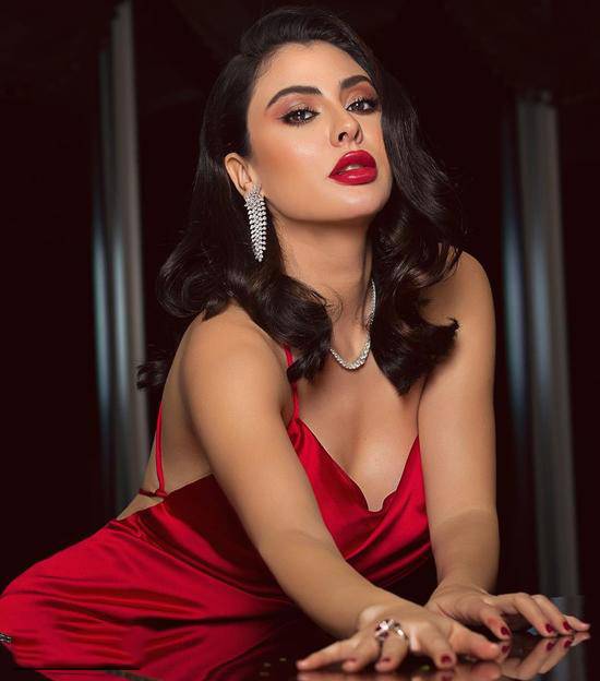 بالفيديو - مريم حسين محاطة بالـ