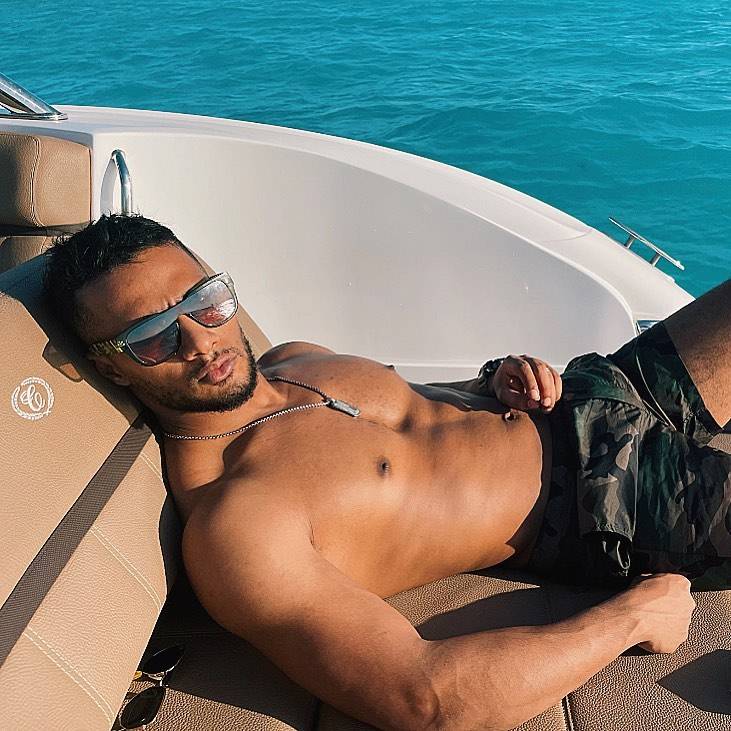 بالفيديو - محمد رمضان يستعرض مجدداً خلال عطلته على البحر