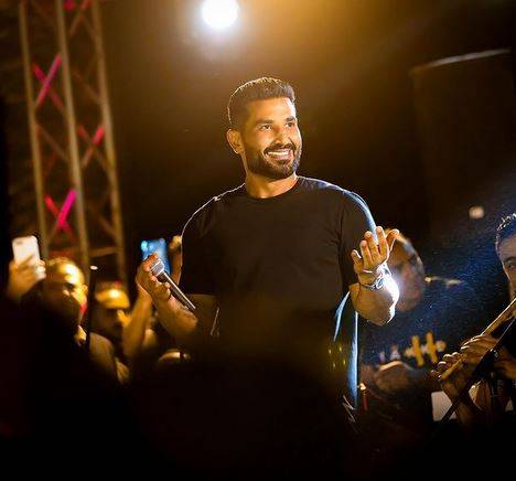 بالصور - أحمد سعد يتعرّض لموقف غريب... عروس تترك زفافها بسببه!