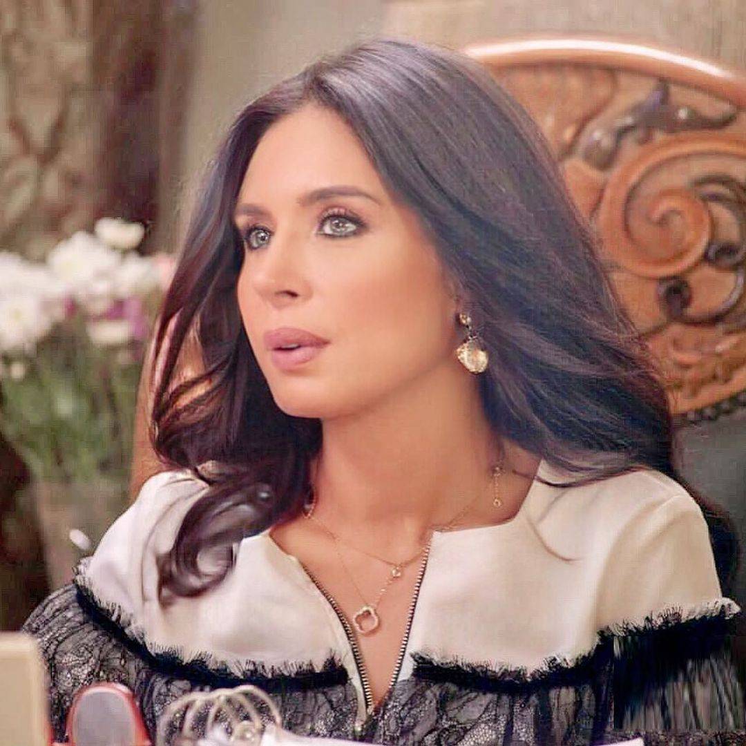 دينا تطلب الدعاء لدلال عبد العزيز