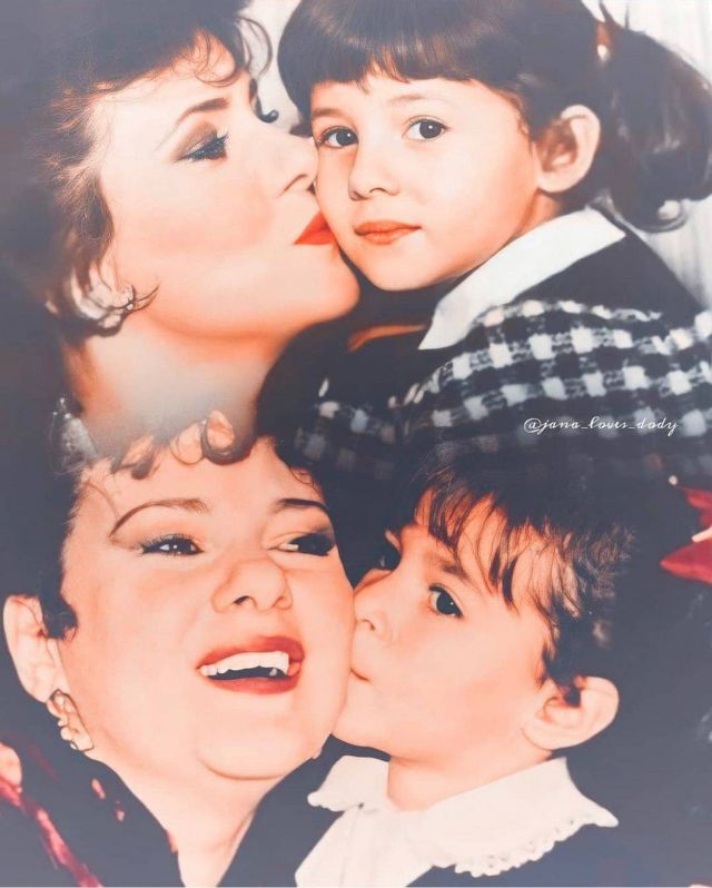 دنيا في طفولتها ووالدتها