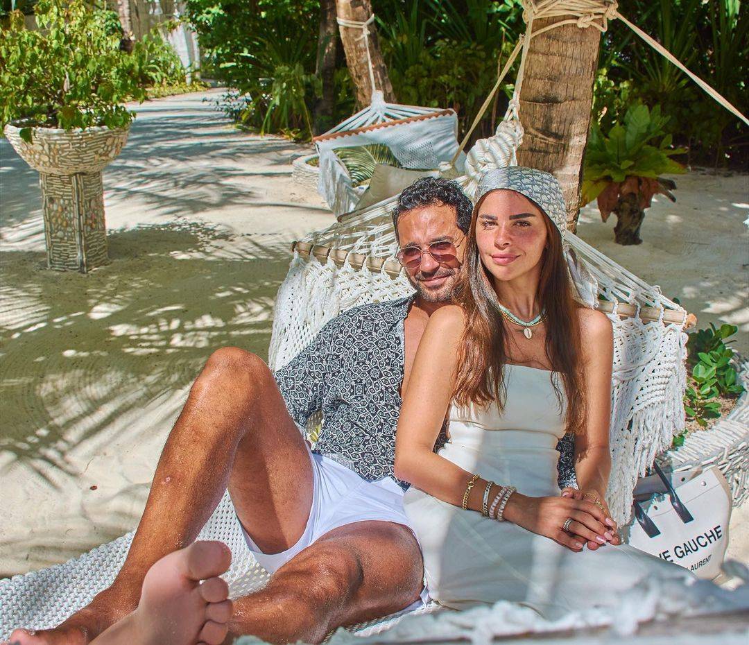 كريم فهمي وزوجته في المالديف ويقدّم نصيحة للأزواج